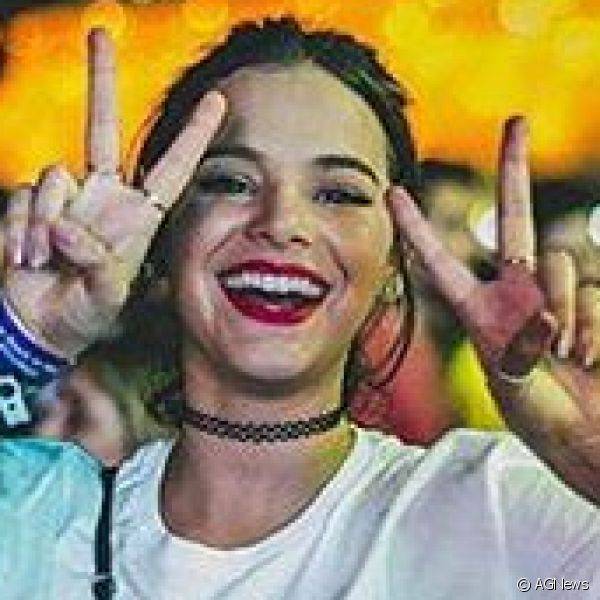 Bruna Marquezine curte a primeira noite de Rock in Rio com um batom vermelho fosco, dando vida ? pele bronzeada e ao olho preto